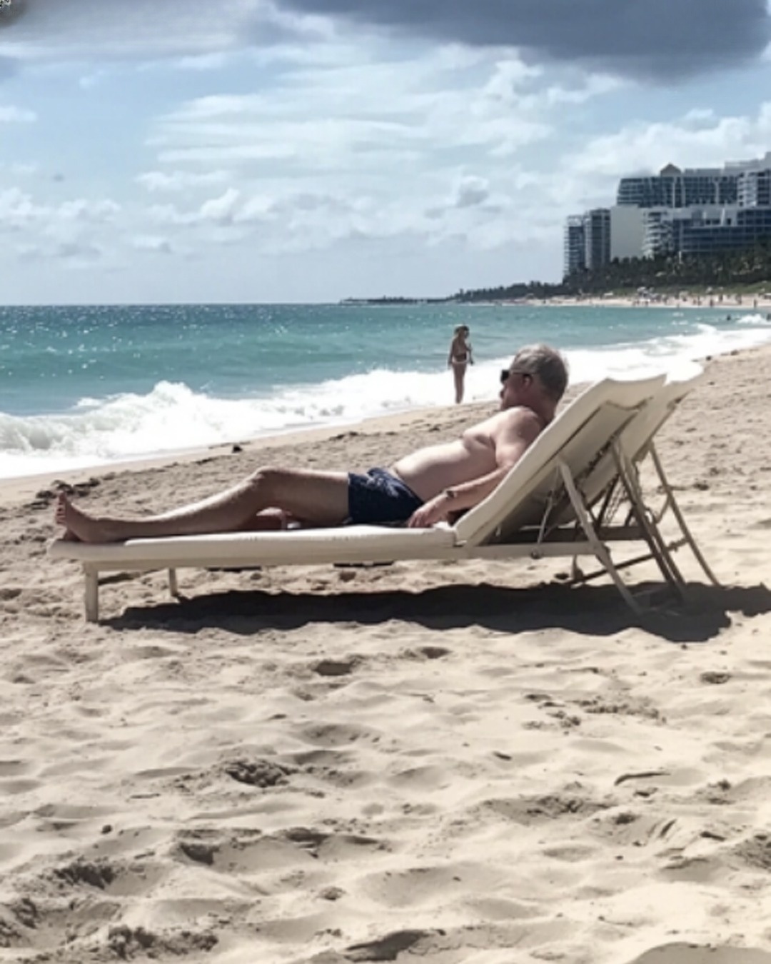 I Caught My Dad with a Young Lady on the Beach While He Was ‘On a Business Trip’